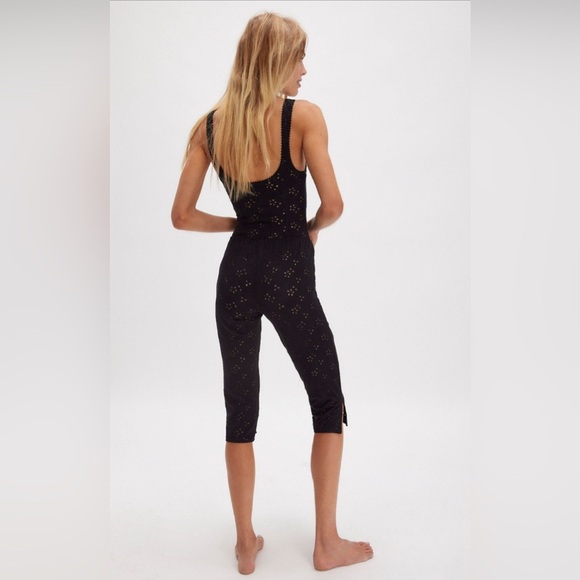 Intimately Full Bloom Capris NWOT black - Picture 3 of 3